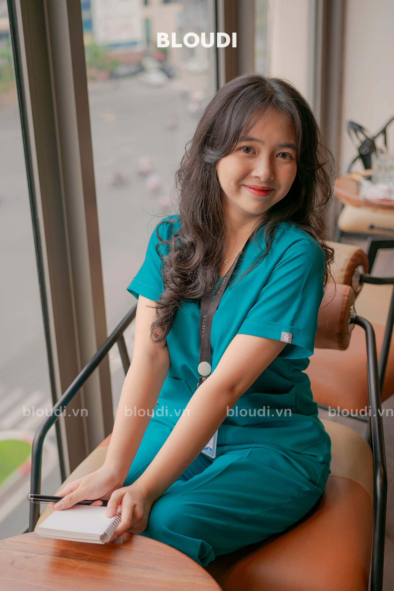 Vẻ Đẹp Lịch Lãm Của Scrub Basic Nữ Xanh Cổ Vịt