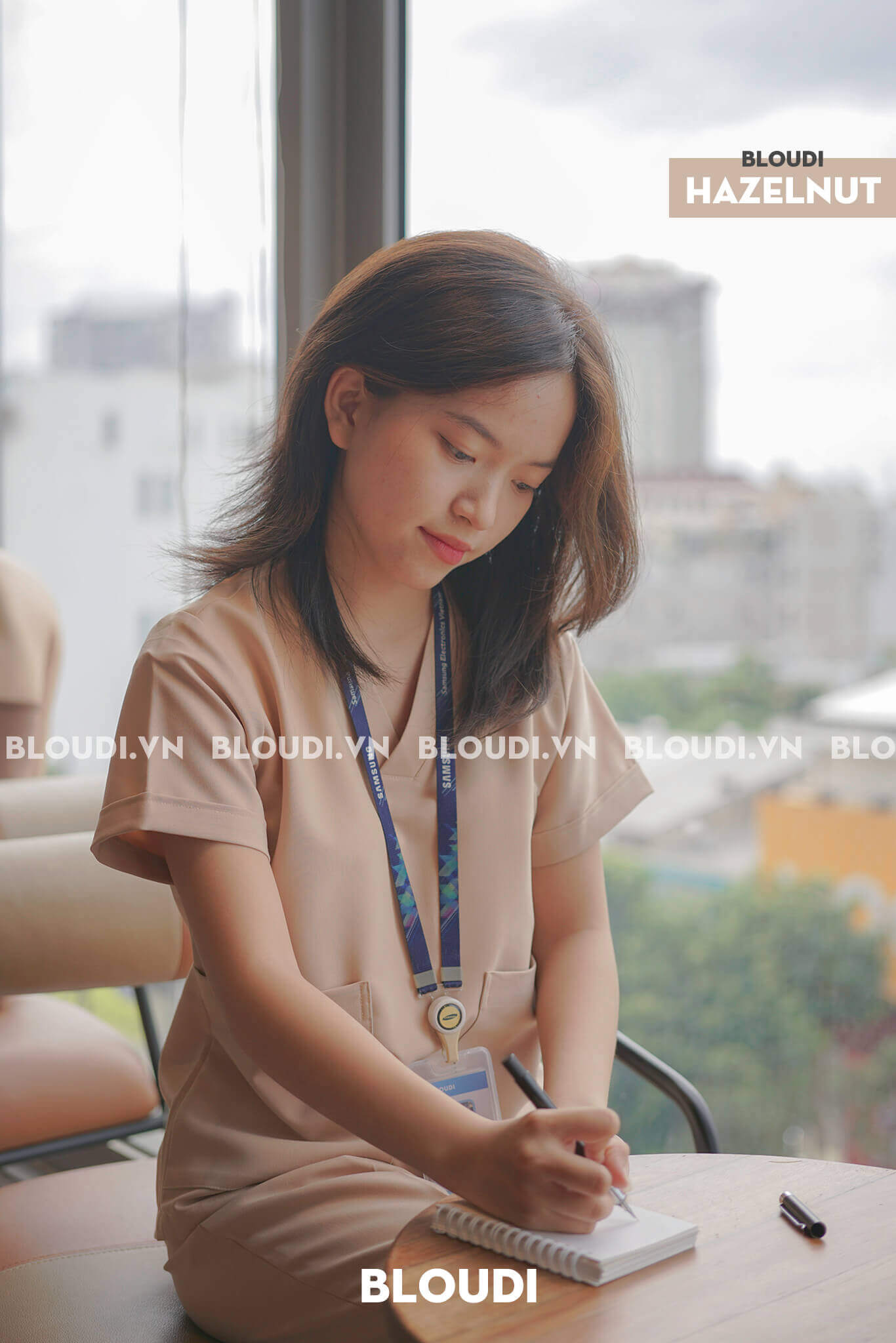 Khám Phá Vẻ Đẹp Nhẹ Nhàng Của Scrub Basic Nữ Hazenut