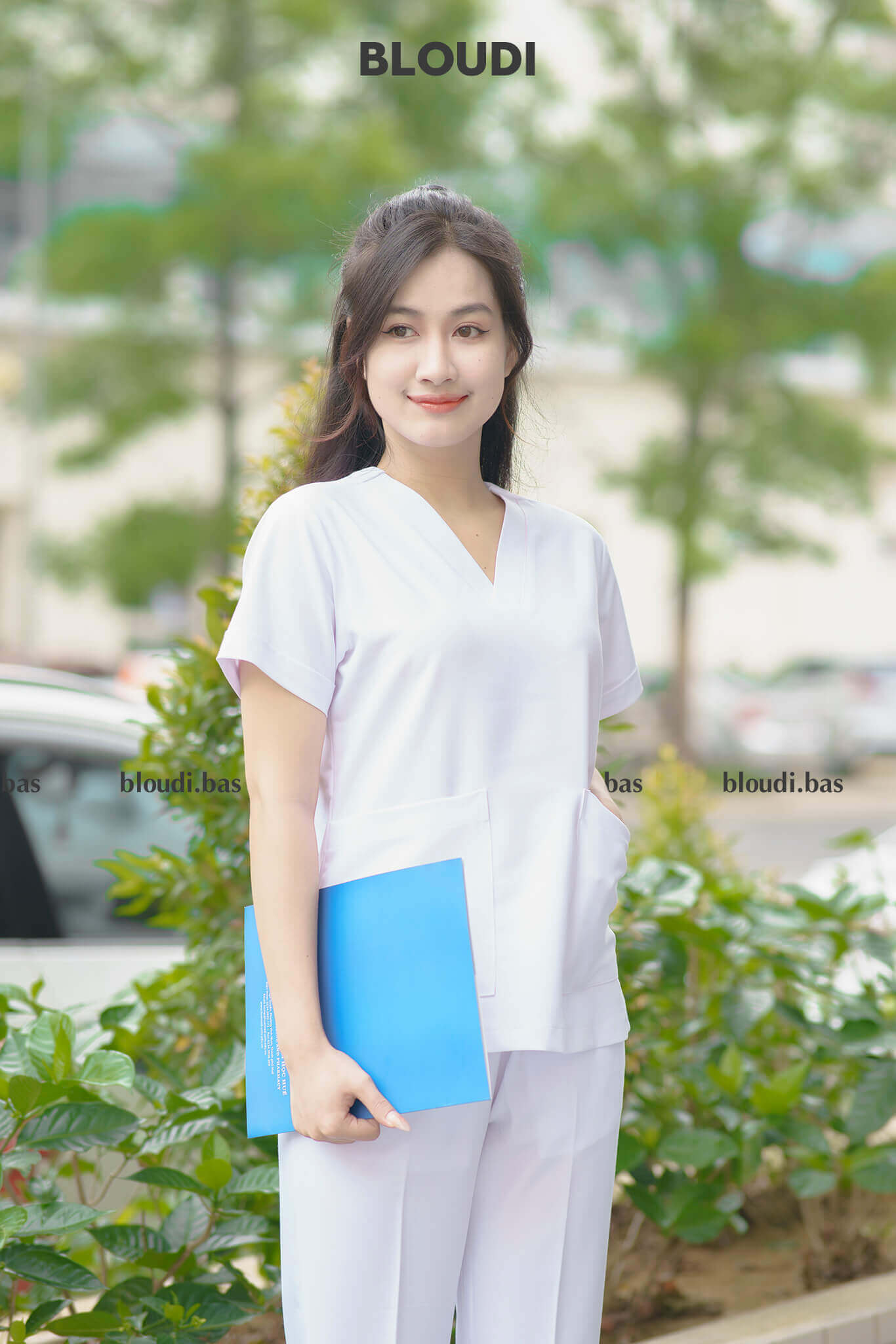 Khám Phá Vẻ Đẹp Thanh Tú Của Scrub Basic Nữ Trắng