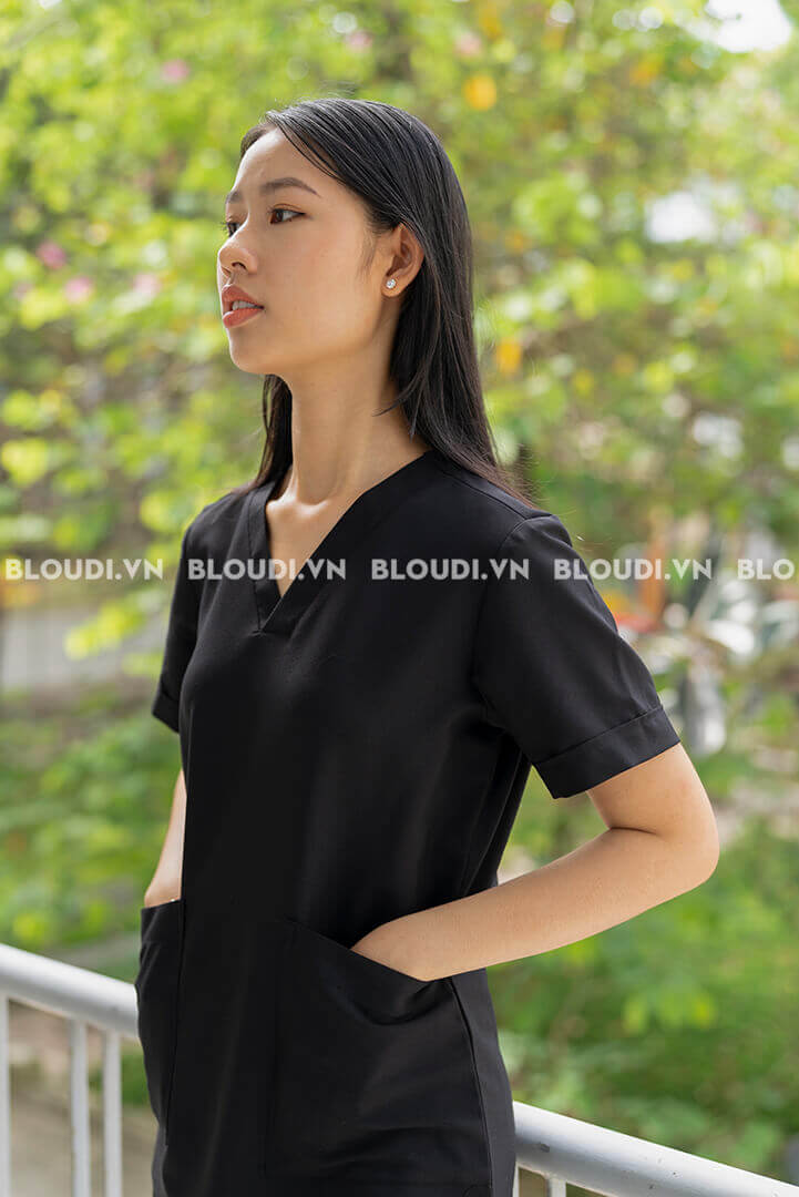 Bí Mật Vẻ Đẹp Quyến Rũ Của Áo Scrub Nữ Đen