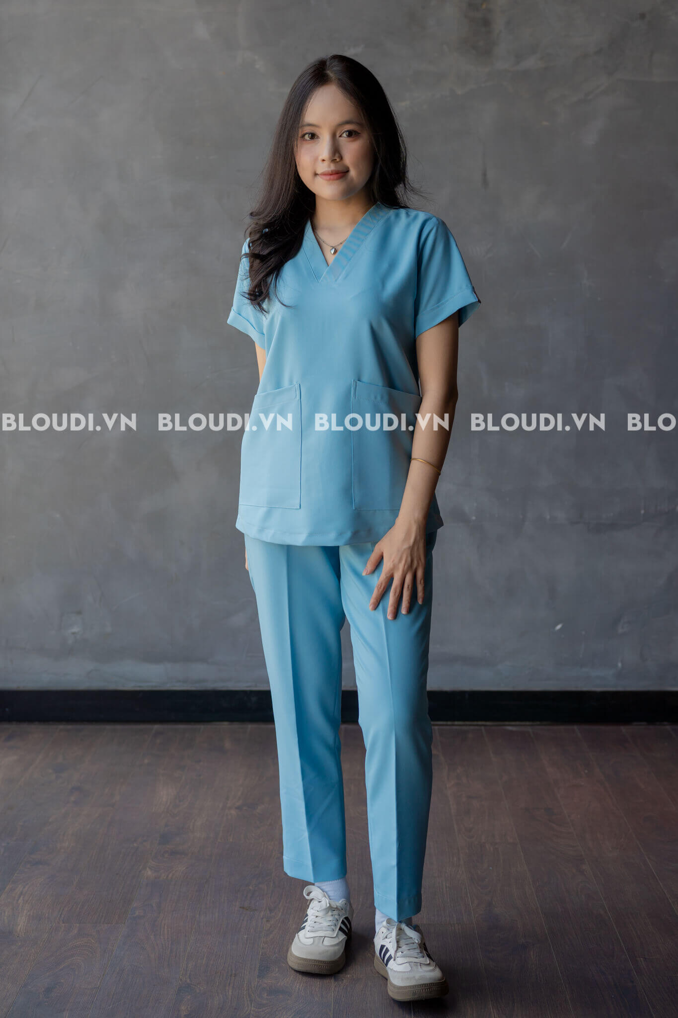 Vẻ Đẹp Nữ Tính Của Scrub Basic Nữ Light Blue