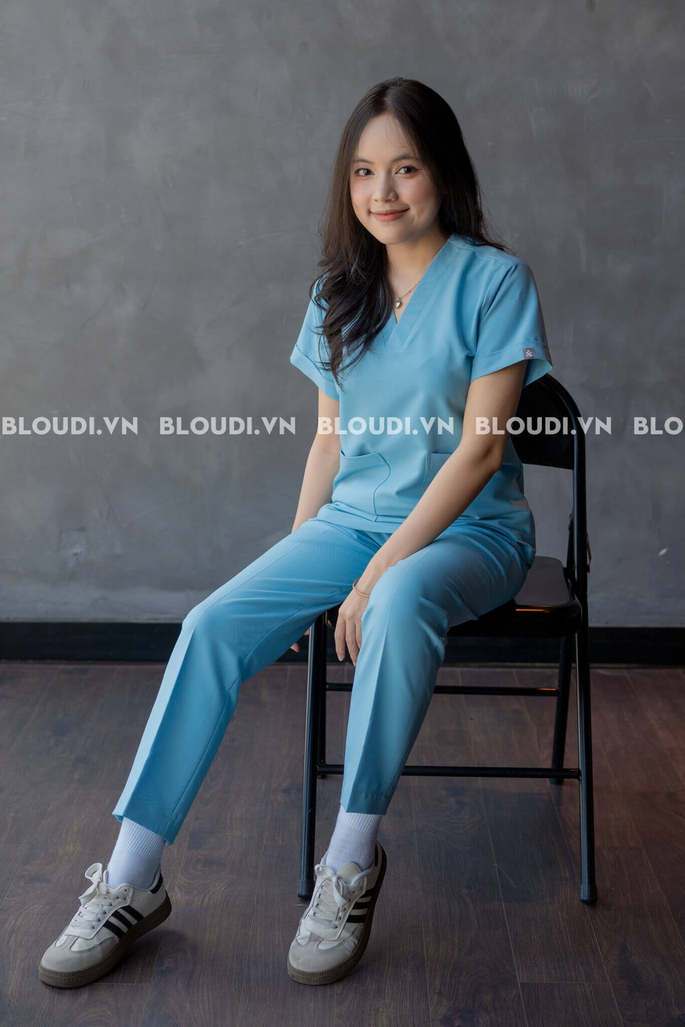 Vẻ Đẹp Nữ Tính Của Scrub Basic Nữ Light Blue