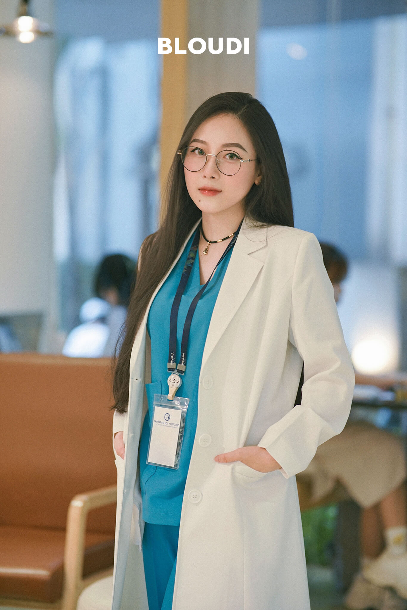 Áo Blouse Bác Sĩ Kiểu Dáng Hiện Đại Tại Bloudi