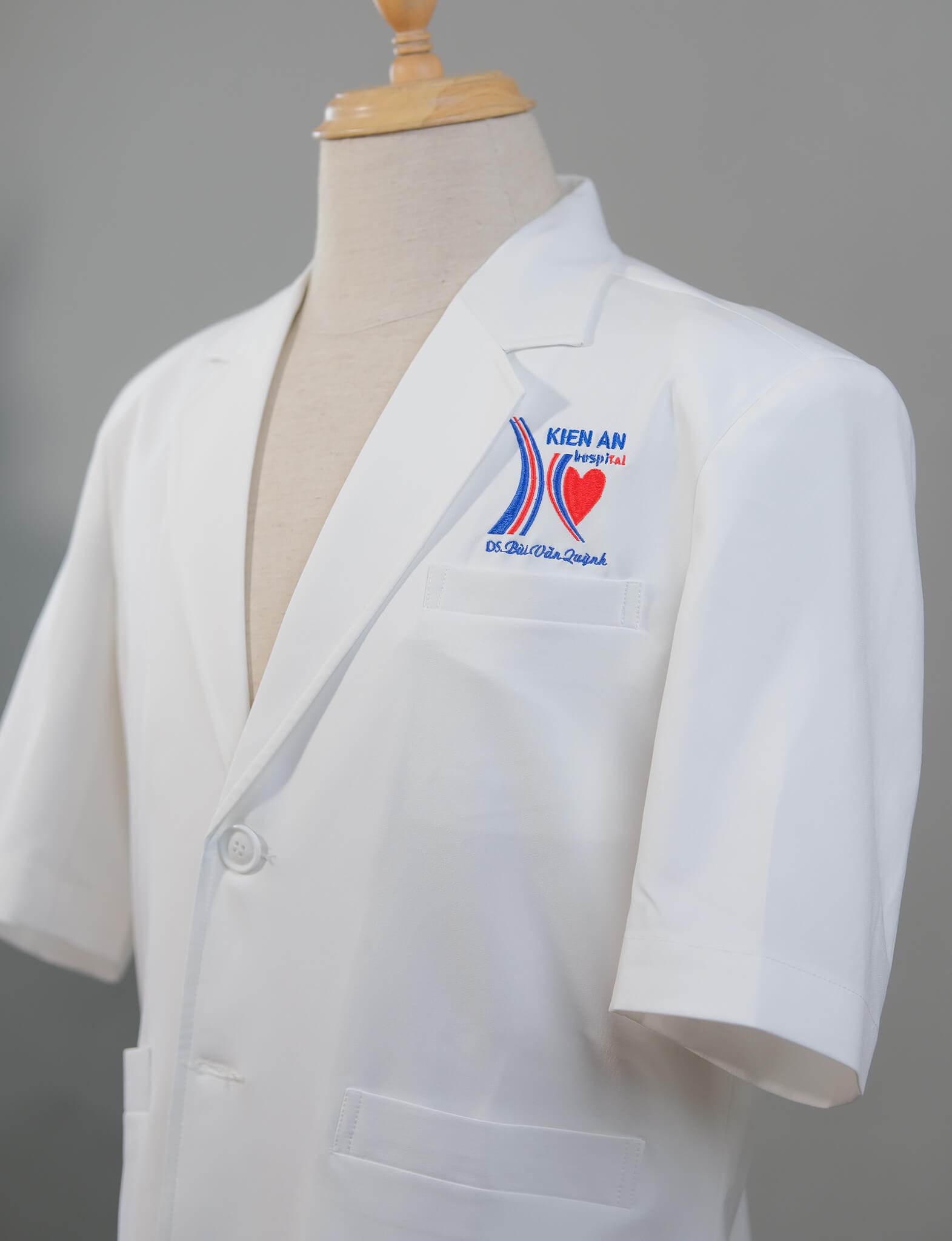 Vì Sao Nên Chọn Mua Áo Blouse Y Tế Cao Cấp Của Bloudi?