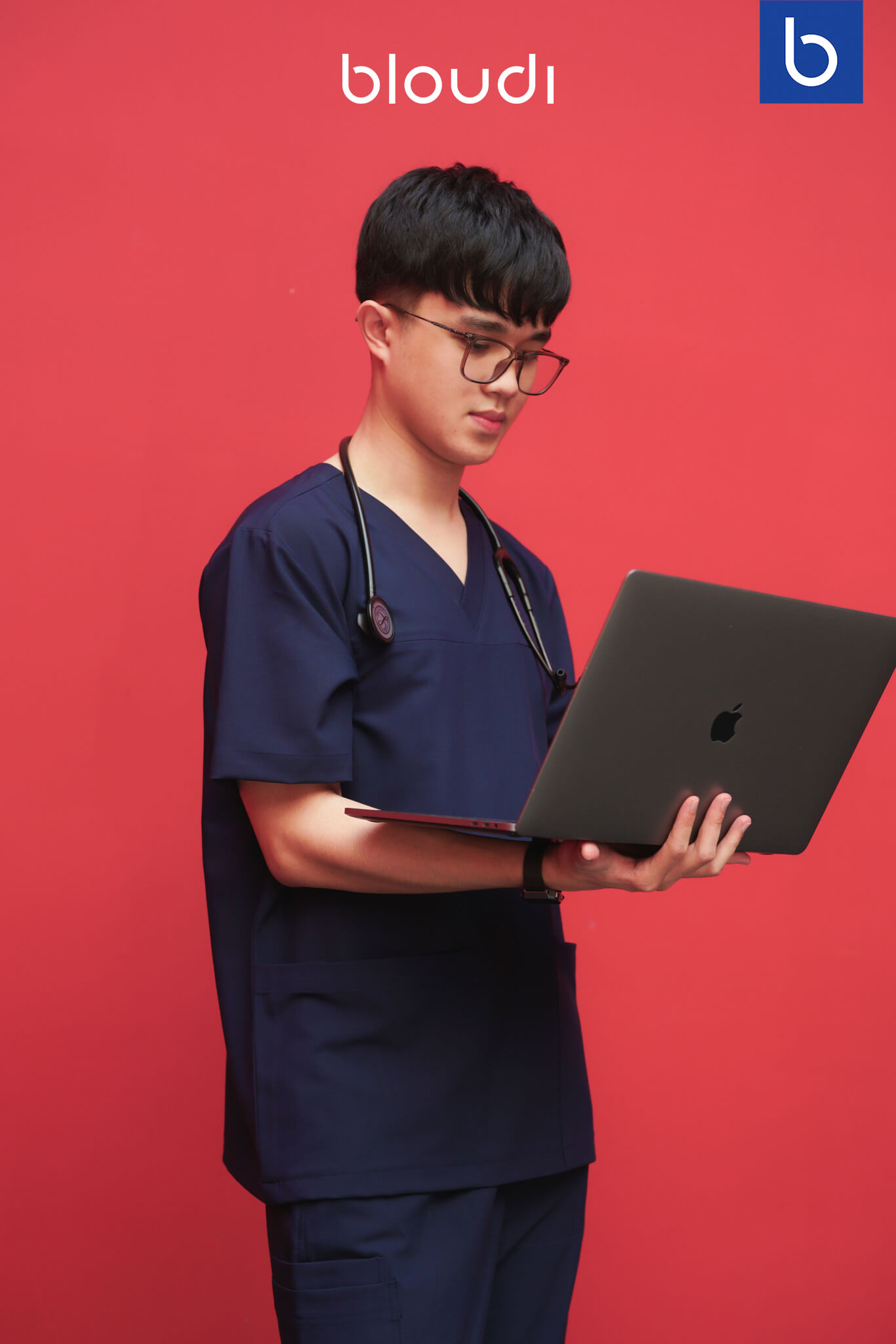 Nên Chọn Đồng Phục Y Tế Rẻ Hay Đắt?