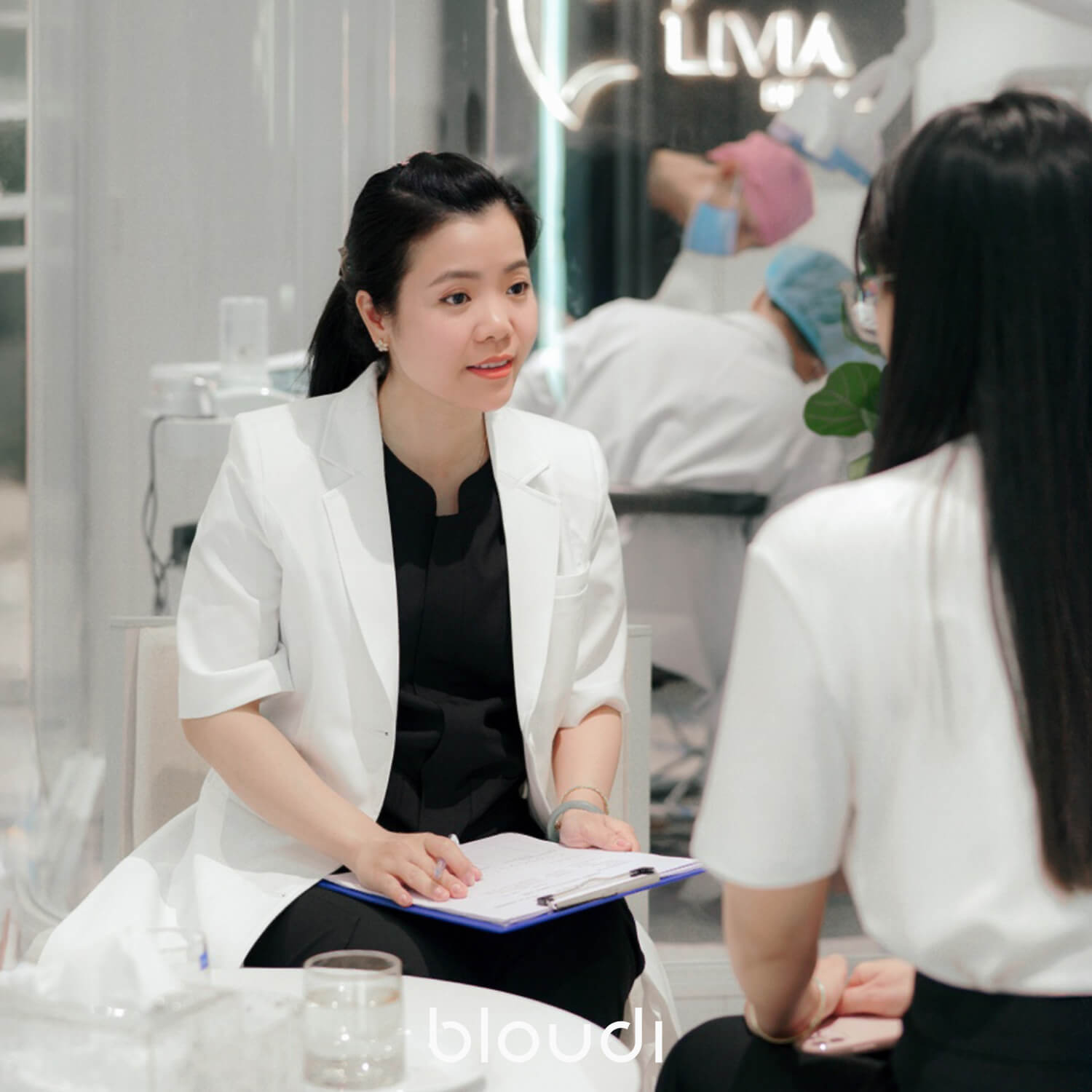 Cách Chọn Blouse Phù Hợp Với Từng Chuyên Khoa